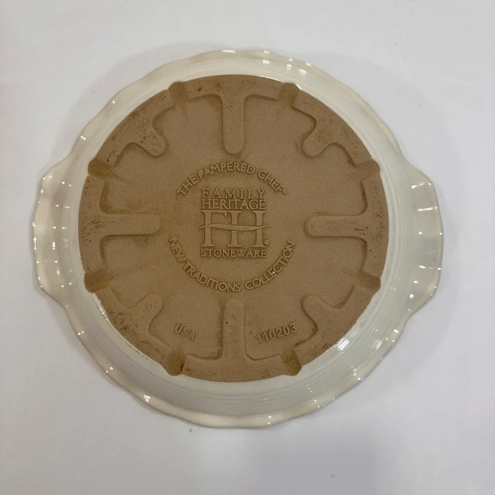 The Pampered Chef Family Heritage Deep Dish Pie Plate 9‎ Inch Cream Scalloped